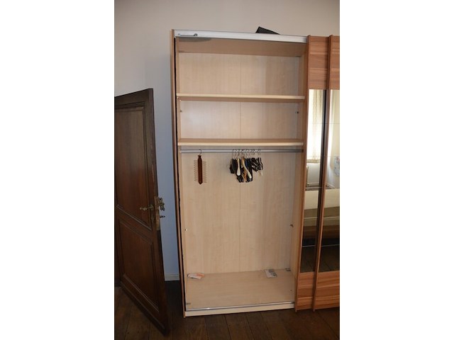 Bruin houten slaapkamer bestaande uit tweepersoonsbed afm. 225x215 met lattenbodem, kleerkast 2 schuifdeuren met spiegel afm. 225x65x240, bruin houten dekenkist, zitzak geel - afbeelding 7 van  15