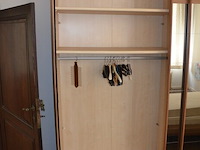 Bruin houten slaapkamer bestaande uit tweepersoonsbed afm. 225x215 met lattenbodem, kleerkast 2 schuifdeuren met spiegel afm. 225x65x240, bruin houten dekenkist, zitzak geel - afbeelding 7 van  15
