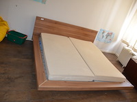 Bruin houten slaapkamer bestaande uit tweepersoonsbed afm. 225x215 met lattenbodem, kleerkast 2 schuifdeuren met spiegel afm. 225x65x240, bruin houten dekenkist, zitzak geel