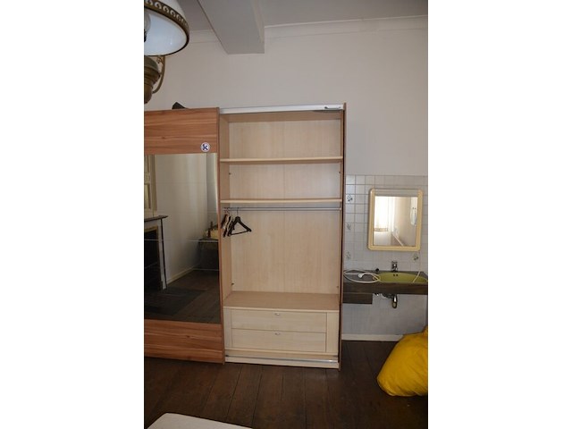 Bruin houten slaapkamer bestaande uit tweepersoonsbed afm. 225x215 met lattenbodem, kleerkast 2 schuifdeuren met spiegel afm. 225x65x240, bruin houten dekenkist, zitzak geel - afbeelding 8 van  15