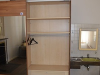 Bruin houten slaapkamer bestaande uit tweepersoonsbed afm. 225x215 met lattenbodem, kleerkast 2 schuifdeuren met spiegel afm. 225x65x240, bruin houten dekenkist, zitzak geel - afbeelding 8 van  15