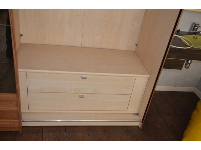 Bruin houten slaapkamer bestaande uit tweepersoonsbed afm. 225x215 met lattenbodem, kleerkast 2 schuifdeuren met spiegel afm. 225x65x240, bruin houten dekenkist, zitzak geel - afbeelding 9 van  15
