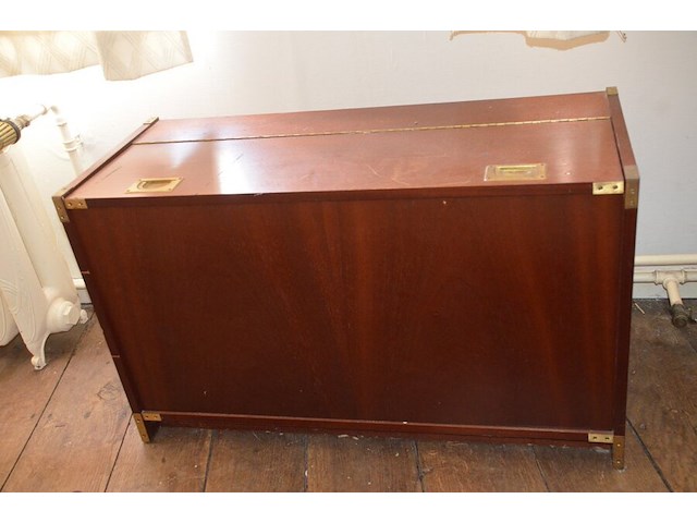 Bruin houten slaapkamer bestaande uit tweepersoonsbed afm. 225x215 met lattenbodem, kleerkast 2 schuifdeuren met spiegel afm. 225x65x240, bruin houten dekenkist, zitzak geel - afbeelding 10 van  15