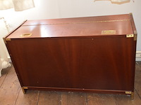 Bruin houten slaapkamer bestaande uit tweepersoonsbed afm. 225x215 met lattenbodem, kleerkast 2 schuifdeuren met spiegel afm. 225x65x240, bruin houten dekenkist, zitzak geel - afbeelding 10 van  15