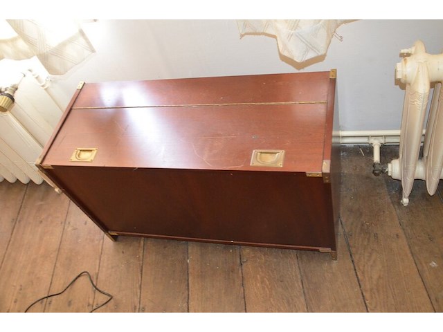 Bruin houten slaapkamer bestaande uit tweepersoonsbed afm. 225x215 met lattenbodem, kleerkast 2 schuifdeuren met spiegel afm. 225x65x240, bruin houten dekenkist, zitzak geel - afbeelding 11 van  15