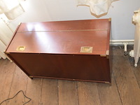 Bruin houten slaapkamer bestaande uit tweepersoonsbed afm. 225x215 met lattenbodem, kleerkast 2 schuifdeuren met spiegel afm. 225x65x240, bruin houten dekenkist, zitzak geel - afbeelding 11 van  15
