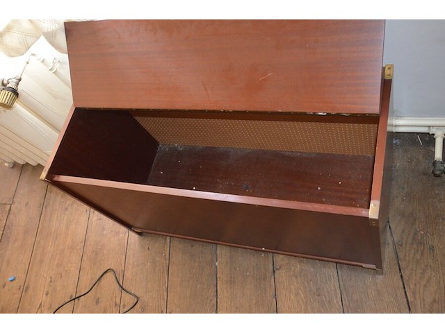 Bruin houten slaapkamer bestaande uit tweepersoonsbed afm. 225x215 met lattenbodem, kleerkast 2 schuifdeuren met spiegel afm. 225x65x240, bruin houten dekenkist, zitzak geel - afbeelding 12 van  15