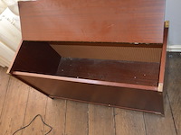Bruin houten slaapkamer bestaande uit tweepersoonsbed afm. 225x215 met lattenbodem, kleerkast 2 schuifdeuren met spiegel afm. 225x65x240, bruin houten dekenkist, zitzak geel - afbeelding 12 van  15