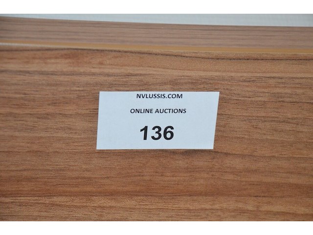 Bruin houten slaapkamer bestaande uit tweepersoonsbed afm. 225x215 met lattenbodem, kleerkast 2 schuifdeuren met spiegel afm. 225x65x240, bruin houten dekenkist, zitzak geel - afbeelding 13 van  15