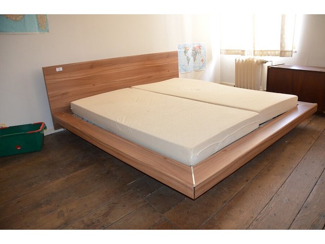 Bruin houten slaapkamer bestaande uit tweepersoonsbed afm. 225x215 met lattenbodem, kleerkast 2 schuifdeuren met spiegel afm. 225x65x240, bruin houten dekenkist, zitzak geel - afbeelding 14 van  15