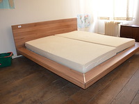 Bruin houten slaapkamer bestaande uit tweepersoonsbed afm. 225x215 met lattenbodem, kleerkast 2 schuifdeuren met spiegel afm. 225x65x240, bruin houten dekenkist, zitzak geel - afbeelding 14 van  15