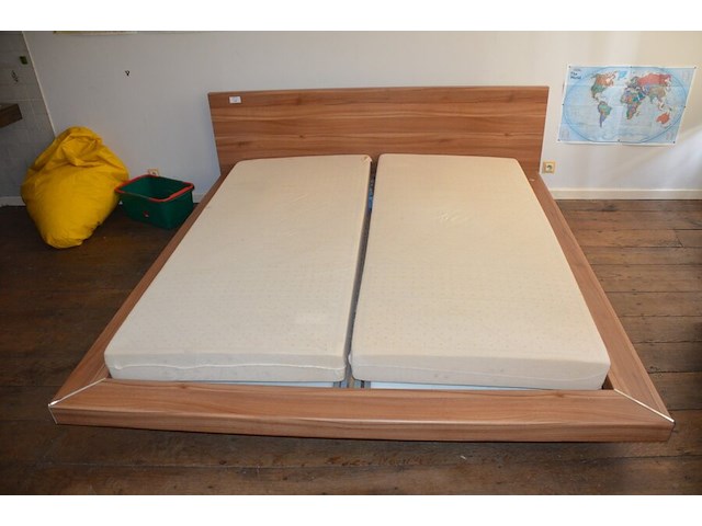 Bruin houten slaapkamer bestaande uit tweepersoonsbed afm. 225x215 met lattenbodem, kleerkast 2 schuifdeuren met spiegel afm. 225x65x240, bruin houten dekenkist, zitzak geel - afbeelding 15 van  15