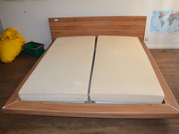 Bruin houten slaapkamer bestaande uit tweepersoonsbed afm. 225x215 met lattenbodem, kleerkast 2 schuifdeuren met spiegel afm. 225x65x240, bruin houten dekenkist, zitzak geel - afbeelding 15 van  15