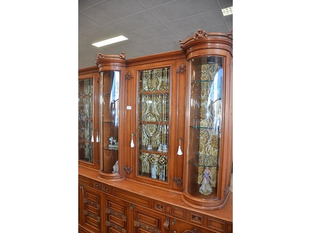 Bruin houten vitrinekast 6 deuren, 4 laden, 5 glazen deuren, afm. 300x235x55 - afbeelding 2 van  10