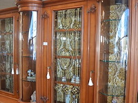 Bruin houten vitrinekast 6 deuren, 4 laden, 5 glazen deuren, afm. 300x235x55 - afbeelding 2 van  10