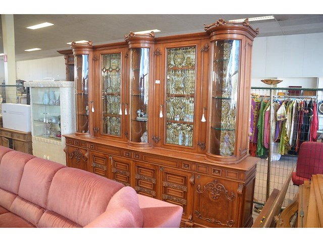 Bruin houten vitrinekast 6 deuren, 4 laden, 5 glazen deuren, afm. 300x235x55 - afbeelding 1 van  10