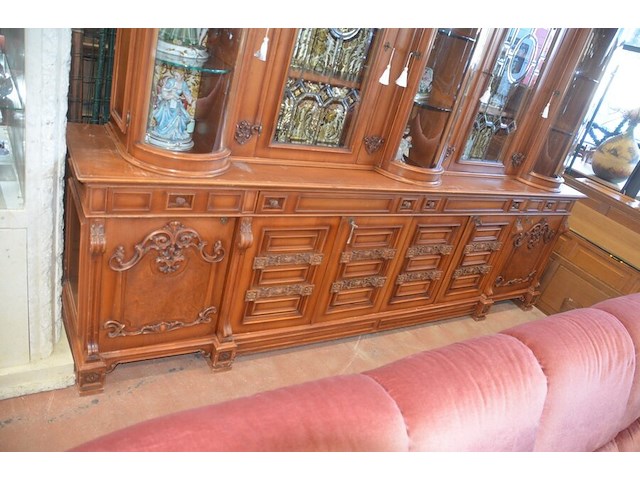 Bruin houten vitrinekast 6 deuren, 4 laden, 5 glazen deuren, afm. 300x235x55 - afbeelding 6 van  10