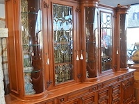 Bruin houten vitrinekast 6 deuren, 4 laden, 5 glazen deuren, afm. 300x235x55 - afbeelding 7 van  10