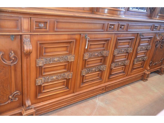 Bruin houten vitrinekast 6 deuren, 4 laden, 5 glazen deuren, afm. 300x235x55 - afbeelding 9 van  10