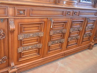 Bruin houten vitrinekast 6 deuren, 4 laden, 5 glazen deuren, afm. 300x235x55 - afbeelding 9 van  10