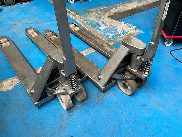 Bt lifter hand hydraulische palletwagen (2x) - afbeelding 3 van  5
