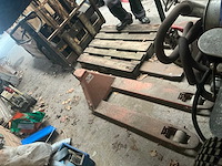 Bt lifter hand hydraulische palletwagen - afbeelding 1 van  5
