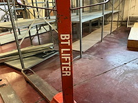 Bt lifter hand hydraulische palletwagen - afbeelding 2 van  2