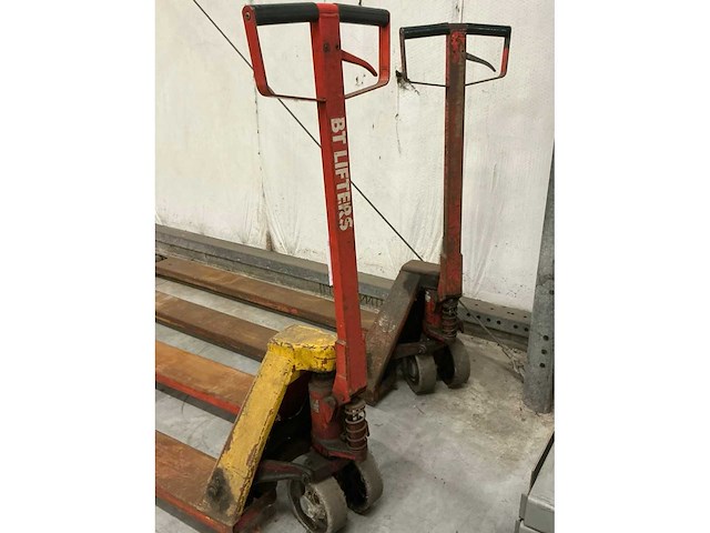 Bt lifters hand hydraulische palletwagen (2x) - afbeelding 3 van  5