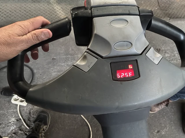 Bt staxio swe100 elektrische meeloop-stapelaar - afbeelding 4 van  12