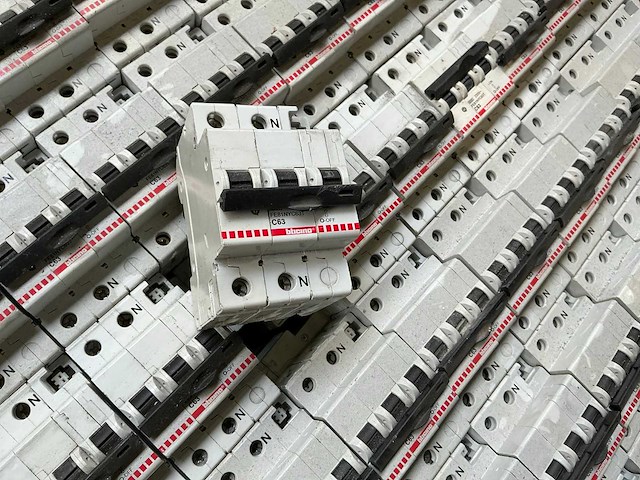 Bticino fe81nyc63t c63 partij installatieautomaten - afbeelding 3 van  6