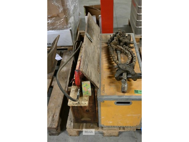 Buizensnijder en houtenbox voor slijpschijf - afbeelding 1 van  4