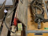 Buizensnijder en houtenbox voor slijpschijf