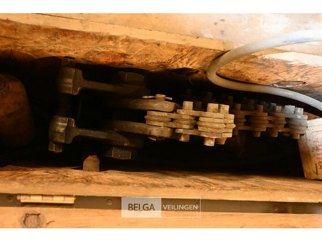 Buizensnijder en houtenbox voor slijpschijf - afbeelding 2 van  4