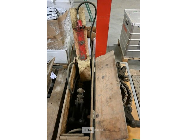 Buizensnijder en houtenbox voor slijpschijf - afbeelding 3 van  4