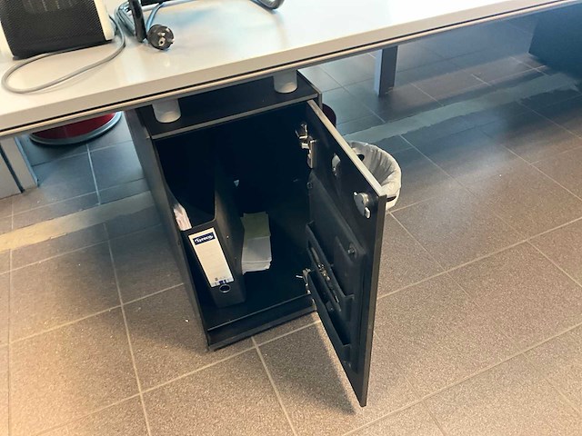 Bulo bureau + diversen - afbeelding 1 van  5