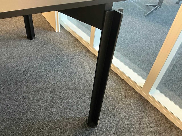 Bulo vergadertafel met 5 stoelen - afbeelding 4 van  7