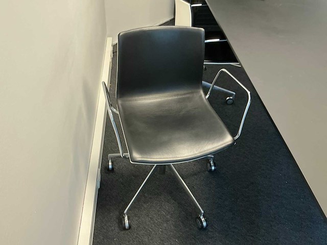 Bulo vergadertafel met 5 stoelen - afbeelding 5 van  7