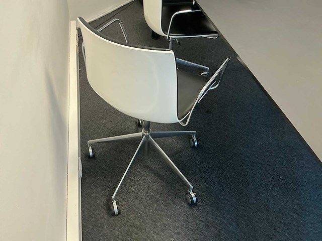Bulo vergadertafel met 5 stoelen - afbeelding 6 van  7