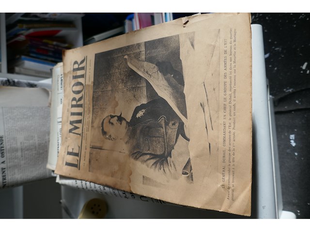 Bundel met oude kranten uit 1ste en 2de wereldoorlog - afbeelding 1 van  4