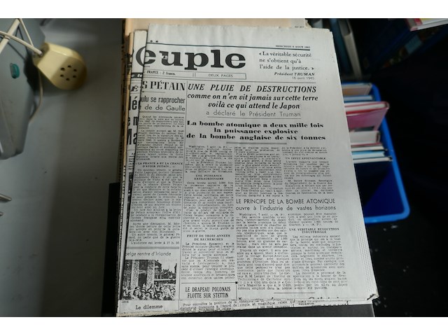 Bundel met oude kranten uit 1ste en 2de wereldoorlog - afbeelding 2 van  4