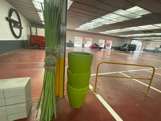 Bundel tuinstokken + 3x grote groene plantenbak decoratie - afbeelding 1 van  4