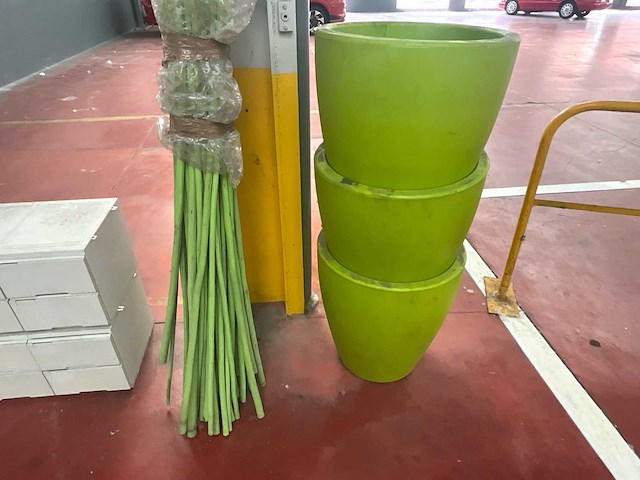 Bundel tuinstokken + 3x grote groene plantenbak decoratie - afbeelding 4 van  4