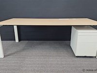 Bureau ahrend met ladenblok