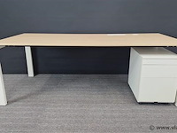 Bureau ahrend met ladenblok
