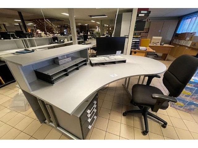 Bureau, bureaustoel - afbeelding 2 van  10