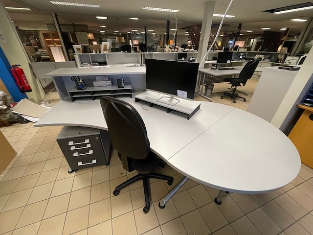 Bureau, bureaustoel - afbeelding 1 van  10