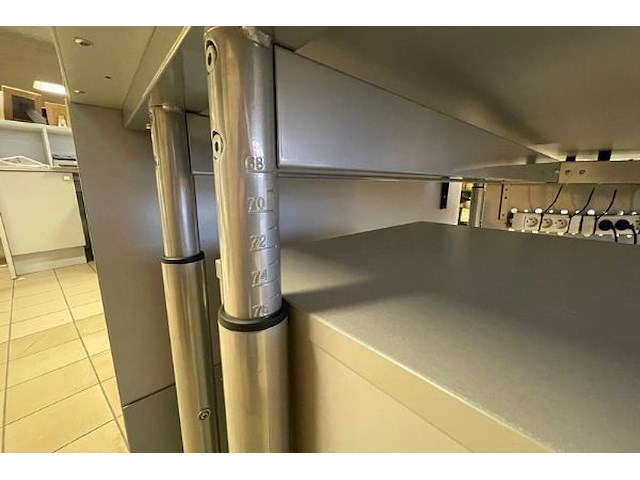 Bureau, bureaustoel - afbeelding 3 van  10