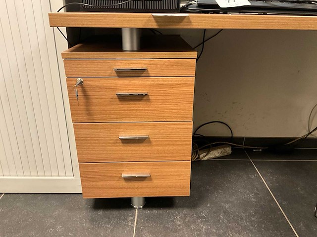 Bureau + bureaustoel - afbeelding 2 van  6