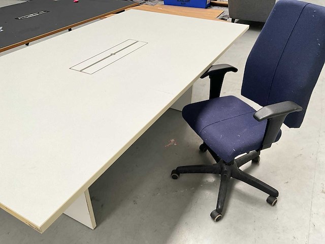 Bureau + bureaustoel - afbeelding 1 van  12