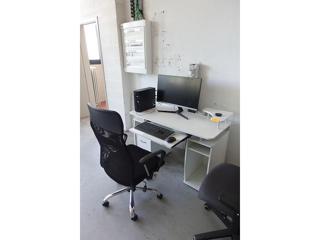 Bureau & computer - afbeelding 1 van  9